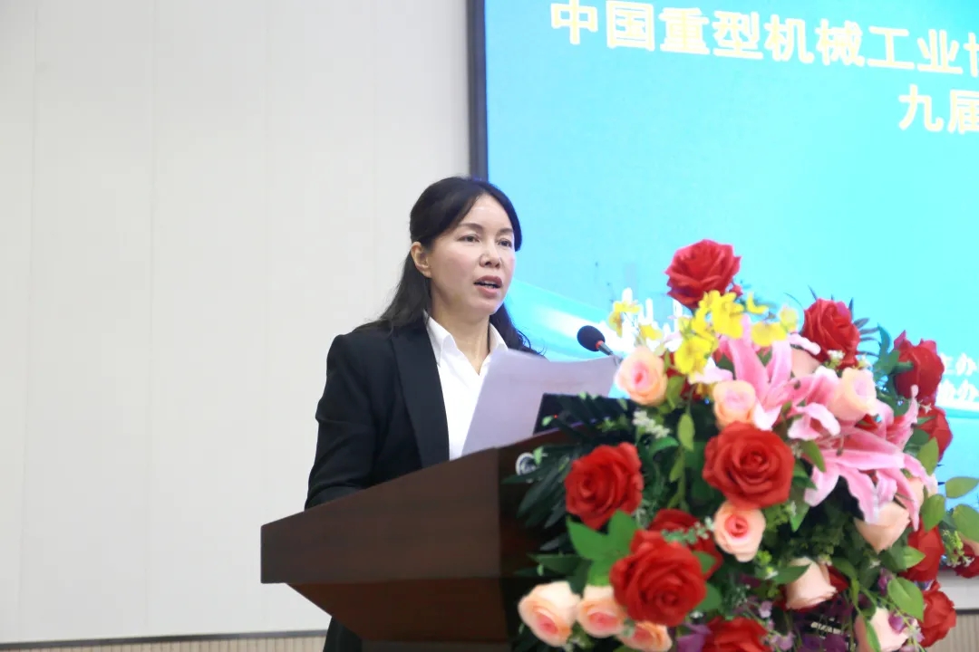 苗紅宣讀《關(guān)于表彰2019年度優(yōu)秀橋、門式起重機(jī)生產(chǎn)企業(yè)的決定》